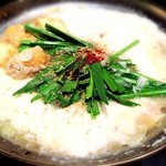 博多もつ鍋 福ヤ - しょうゆ鍋＋山芋トッピングです。脂がほんのりのって美味しいです！