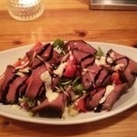 ビストロ キューブマン - ローストビーフと赤かぶ・フルーツトマトのシーザーサラダ