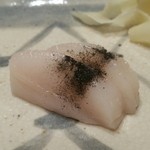 花井鮨 - ぷりっぷりのホタテを黒い塩で。甘さと旨味が抜群です！