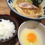 麺屋ぬかじ - ラーメン&サービスのごはん+生卵