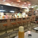 ロビン - 店内　奥のテーブル席からの眺め