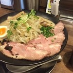 麺作 赤シャモジ - あわシャモジ 特製味噌 サイドから