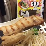 麺作 赤シャモジ - れんげからはみ出る大きさ