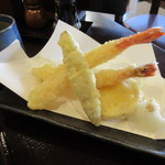 蕎麦 ふるしま - 天婦羅は揚げたての海老２本にサツマイモそして福岡らしくごぼうの天ぷらの３種４品です。
            