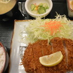 とんかつ伊勢  - 特選ロースとんかつ定食（1450円）