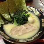 神山 - H.27.12.17.昼 濃厚とんこつ塩ラーメン(中太麺) 680円