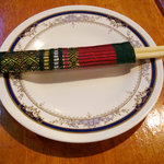 Tai Izakaya Tontai - 箸と皿。箸袋がちょっと可愛い。
