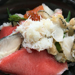 発寒かねしげ鮮魚店 - カニとイクラもけっこうたっぷり！