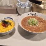 すみれ - ラー博は俺の社員食堂。  平日限定、味噌ラーメソラソチ！  今日はすみれ明太子ごはんを選択。冬はやっぱりアシアシの味噌ラーメソですね☆ 