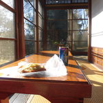 ファリーヌ・デ・プレ - 旧小坂邸の縁側で買ってきたパンを。缶コーヒーは邸内にある自販機で。