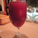 bistro D - ドリンクはボキは特製サングリア、ちびつぬはウーロン茶に。
      特製サングリアは写真ではわかりにくいけど中にフルーツが
      入ってるんだよ。普段あまりサングリアを飲む機会がないので、
      美味しかったです。