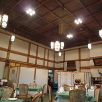 メインダイニングルーム 三笠 - 天井の高いダイニングルーム