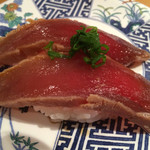 廻鮮寿司 塩釜港 - 軽く炙った「づけまぐろの握り」（2015.12）