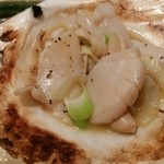 花井鮨 - 新鮮なホタテを贅沢に焼いて。コリコリのヒモとふっくら食感の貝柱、最高です(≧∇≦)