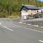 岡製麺所 - その他写真:山道カーブに位置する岡製麺所