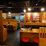 横浜豚骨ラーメン 武騰家 - 「武騰家」店内奥のテーブル席とカウンター席