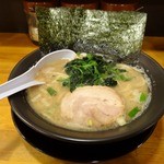 横浜豚骨ラーメン 武騰家 - 「武騰家」デフォルトラーメン690円(税込み)