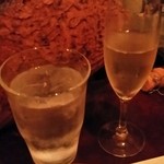Ginza Hisagi - スパークリングワインとチェイサーのお水