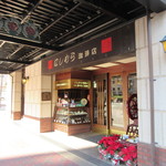 ポインセチアがよく似合ってます