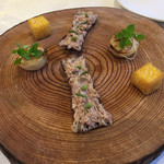 ヴィラ・アイーダ - いのしし
      山椒の実とローズマリーのってさわやか