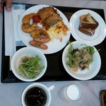 Shiroyama Hoteru Kagoshima - サラダと洋食、茶色いな