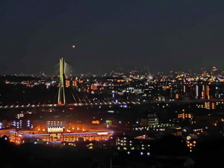 Sandaya Honten - 夜景がきれい
                        「ビッグハープ」も一望。一面の窓からきらめく夜景
                        新猪名川大橋「ビッグハープ」や梅田まで広がるきらめきを窓一面から望める【三田屋本店】。しっとりとした雰囲気の特別な時間が過ごせます。昼間は晴れていれば話題の超高層ビル「あべのハルカス」が見えることも。