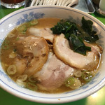 中華そば 万楽 - チャーシュー麺(並):710円 薬膳系とろっとした醤油豚骨スープ( ´ ▽ ` )ﾉ麺は加水多めのプリプリ麺。