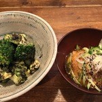 居酒屋　ちょーちょ - ブロッコリーとアボカドの胡麻あえ,お通し<肉味噌豆腐>