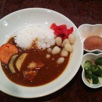 シダーマンカレー - カレーと茹で玉子､ピクルス