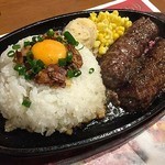 ブロンコ ビリー - がんこハンバーグ200ｇとガーリックビーフライスのコンビランチ1280円。