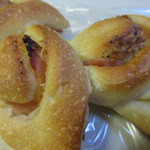 ベーカーバイツェン - フランスパン生地にベーコンをたっぷり包みブラックペッパーで味付けした麦の穂状のパンです。
