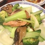 香港麺 新記 - 湯葉と青菜の炒め物