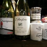 ヘンドリクス カリー バー - カウンター上のワインとスパイス