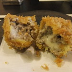 柚木元 - 猪とチーズのメンチカツ(中はこんな感じになってます)