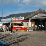 まるなか - 川登SA 上り線　外観　本館前のテイクアウトブースの「まるなか」で購入
