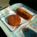 まるなか - 右が口コミ対象のハトシロール(200円 税込) テイクアウトコーナーのまるなかブースで販売
左は佐賀牛コロッケ(200円 テント張りの露店で販売)

