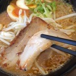 おかざき商店 - チャーシューは柔らかいですよ～。ちょっと味薄いですが。