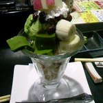 肉の松山 - 結構大きめ！抹茶のパフェ