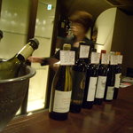 ラルモニー デュ ヴァン ピュール - カウンターにはエチケットを添えたボトルが並ぶ。