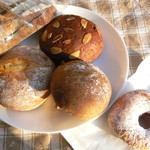 薪火石窯パン工房 アウビング - カンパーニュと丸いハードパン・ドーナツ