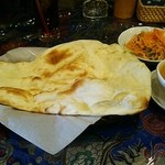 インドアジアダイニング - 巨大なナン！　カレーは十分な量があります。あと、サラダ・ドリンク付きです。