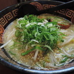 にんにくラーメン 幸ちゃん - 丸みがあるスープに、ニンニクが痛快に響き渡る大胆な味。