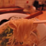 Hakata Ramen Genkotsu - 麺は太めの中細麺～中麺ストレート。加水率は中高級のしとやかな麺線