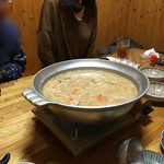 すしまる - 酒粕の鍋。
くじらのコロと野菜が入ってておいしい＼(^o^)／