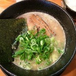 Rakurakuraku - 豚骨醤油ラーメン