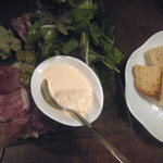 和酒バル KIRAZ - 前菜盛り合わせ（生ハム、サラミ、オリーブ、豚バラと鳴門ワカメのリエット、サーモンディップ）