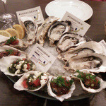 エイス シー オイスターバー - 生ガキとオイスターカクテル