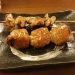 焼鳥本舗 - 手前　つくね　　奥　ホルモン