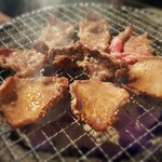 Sumibi Yakiniku Shubou Aburi - タンを焼いています。