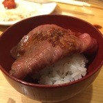 焼肉すどう　和数奇 - 店員さんが焼いてくれたお肉をミニ丼風にしてくれます